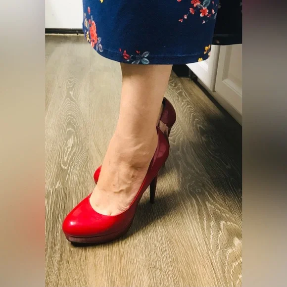 COPY - Red G by Guess Red patent leather platform pumps size 9.5.M .used good c… - Picture 7 of 17